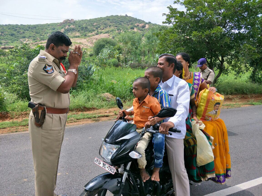 Funny Photo of Traffic Cop in India goes viral