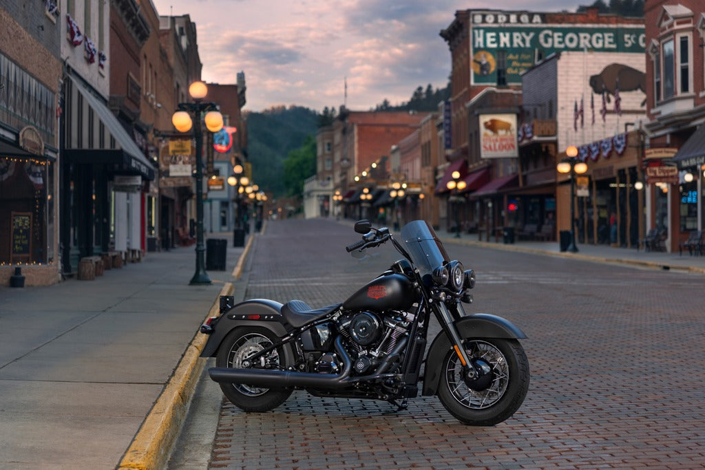 NEW HARLEY-DAVIDSON DEADWOOD MOTORCYCLE   DELIVERS STRIPPED-DOWN VINTAGE STYLE
