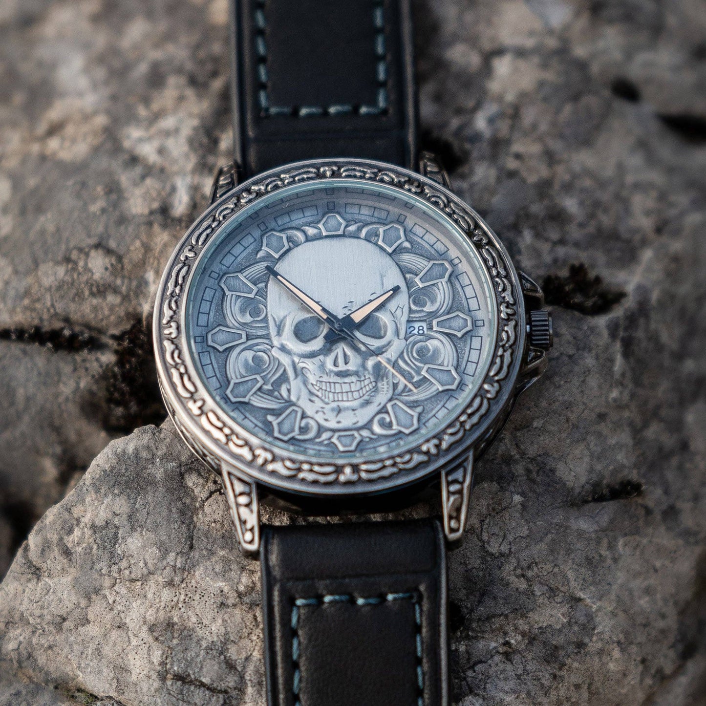 Skullistic 3D Carved Skull Unisex Watch: Metal Strap Stainless Steel